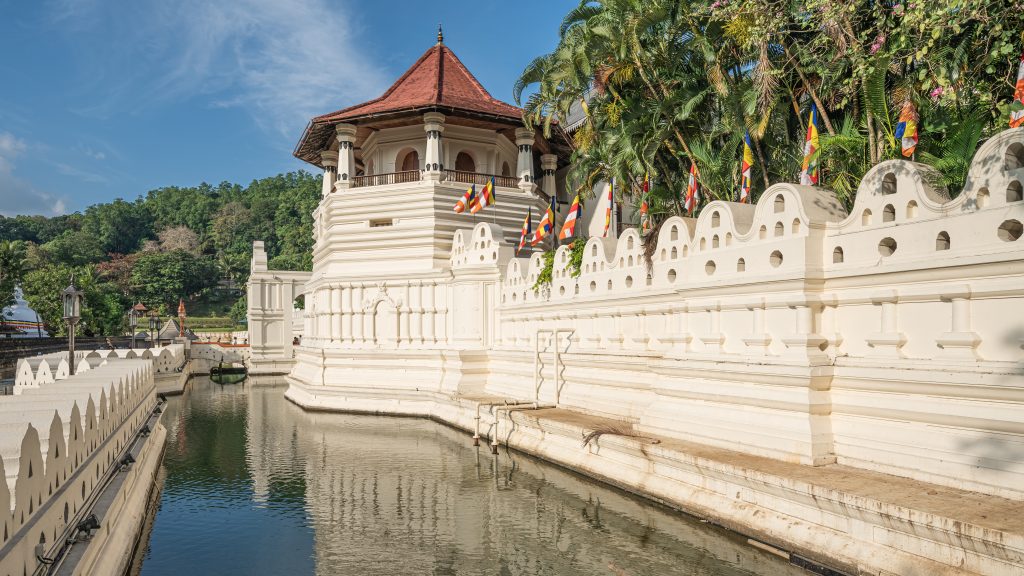 Chùa Răng Phật Sri Dalada Maligawa uy nghiêm bên hồ Kandy