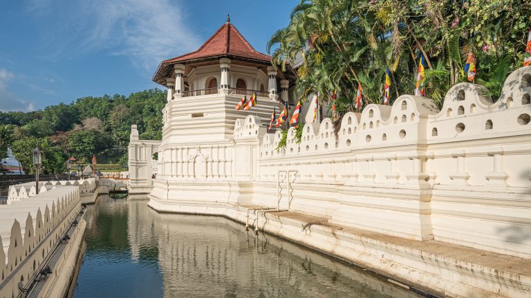 Chùa Răng Phật Sri Dalada Maligawa uy nghiêm bên hồ Kandy