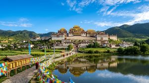 Tu viện Songzanlin mái vàng tráng lệ bên hồ nước Shangrila