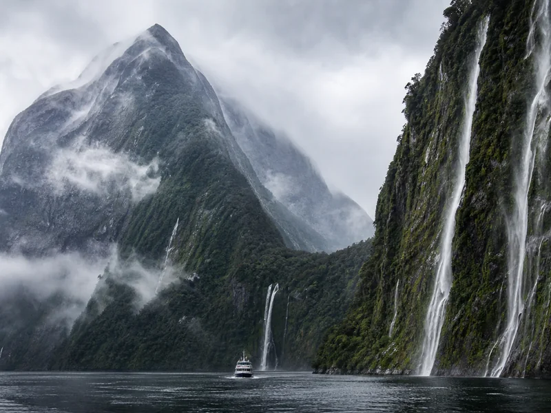 Cảnh vịnh hẹp Milford Sound trong ngày mưa nhiều thác nước