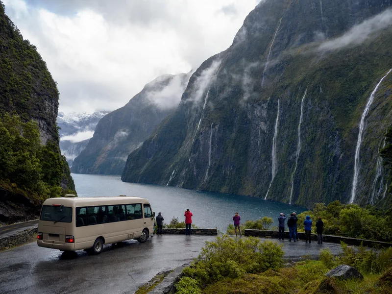Các thác nước tại Milford Sound sau cơn mưa