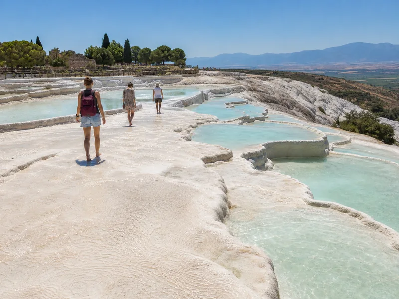Du khách tham quan các tầng đá vôi Pamukkale vào mùa hè