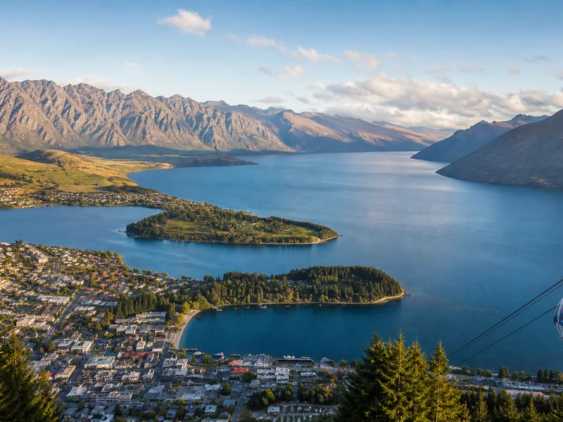 Queenstown bên hồ Wakatipu và dãy núi Remarkables New Zealand
