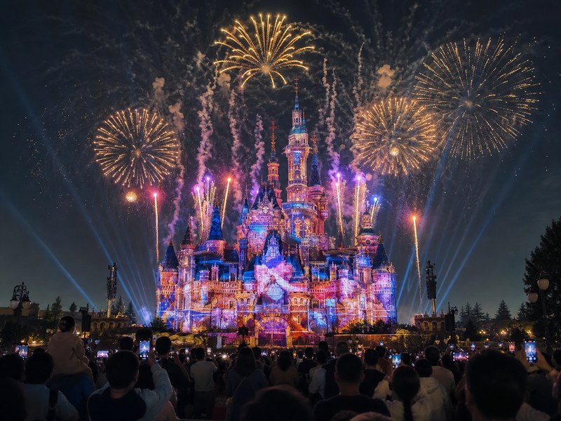 Màn pháo hoa buổi tối trước lâu đài tại Disneyland Thượng Hải
