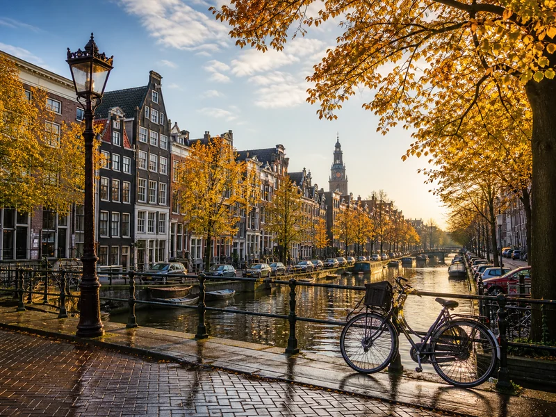 Amsterdam mùa thu bên những dòng kênh cổ kính