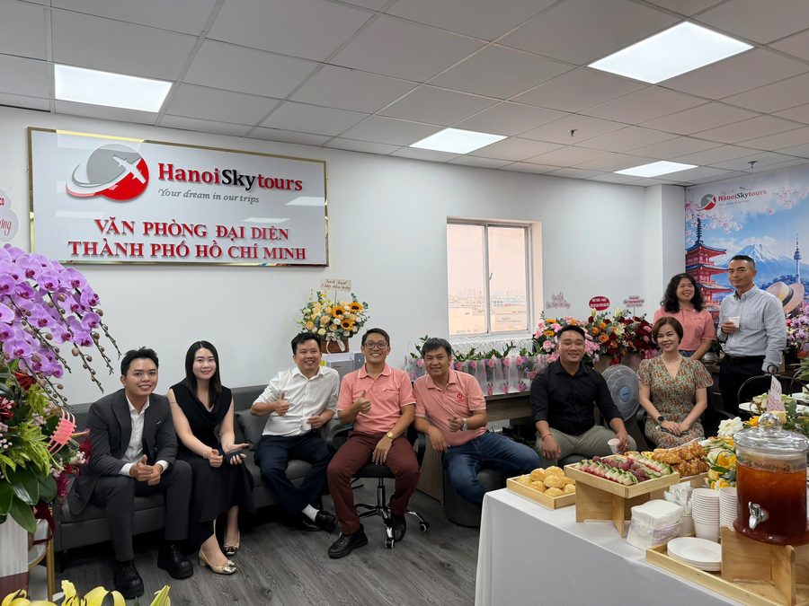 Không khí gặp gỡ thân tình trong ngày khai trương văn phòng mới.