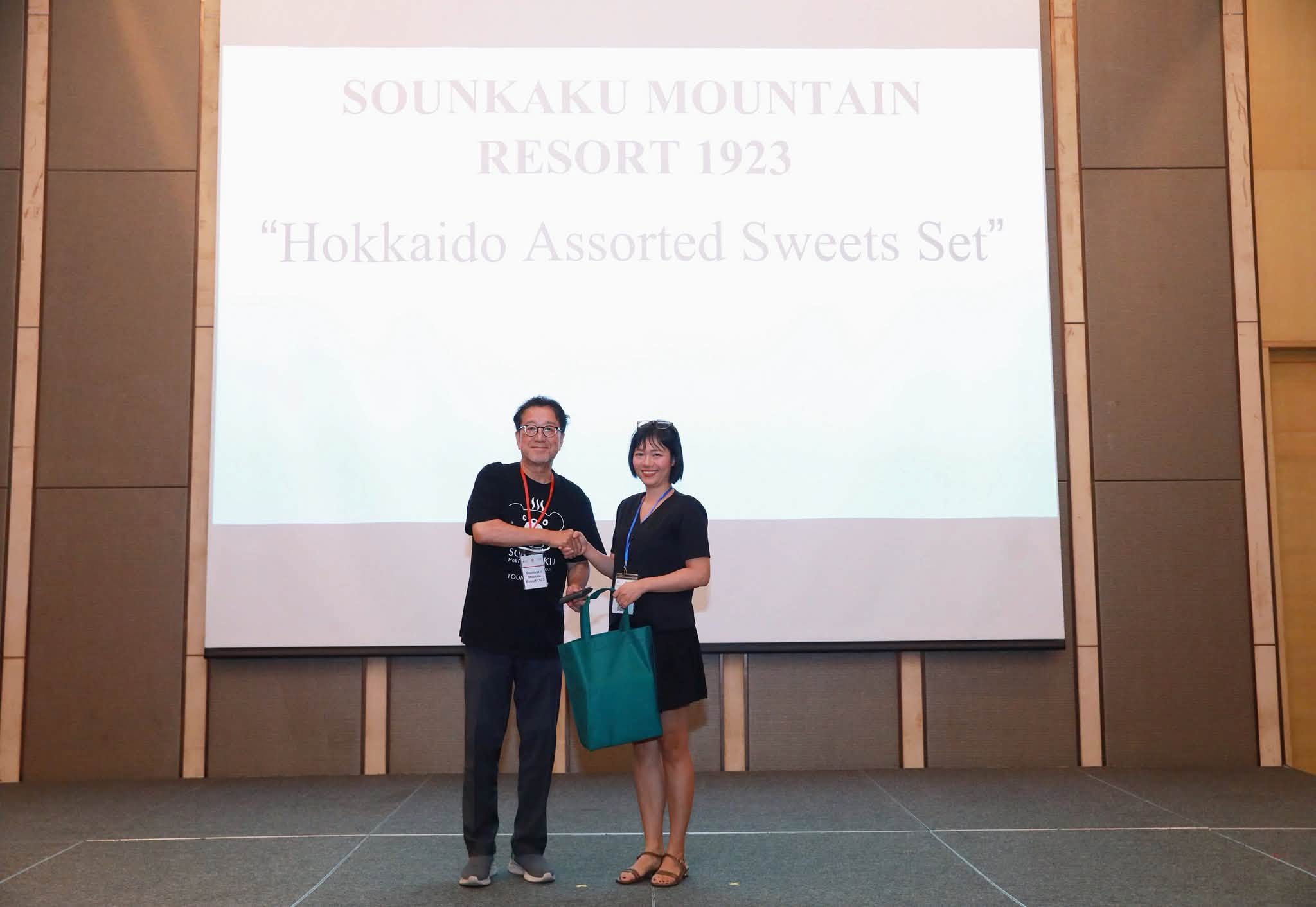 Đại diện HanoiSkytours nhận quà lưu niệm từ Sounkaku Mountain Resort 1923 - Hokkaido