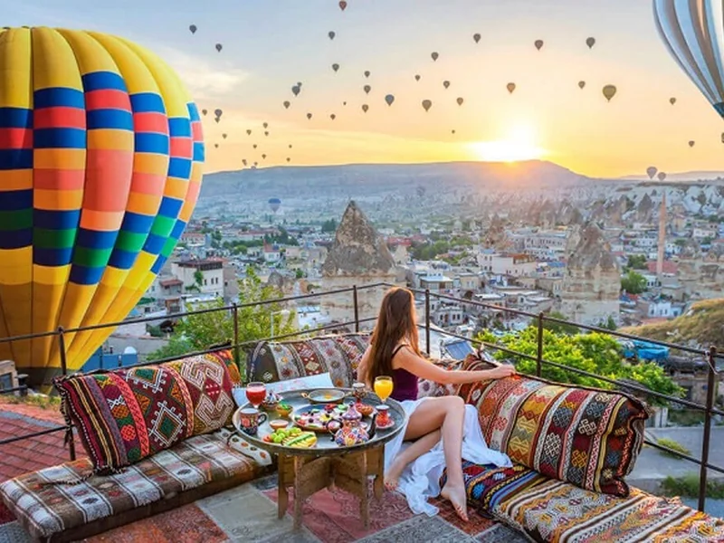 Bay khinh khí cầu Cappadocia trong tour Thổ Nhĩ Kỳ