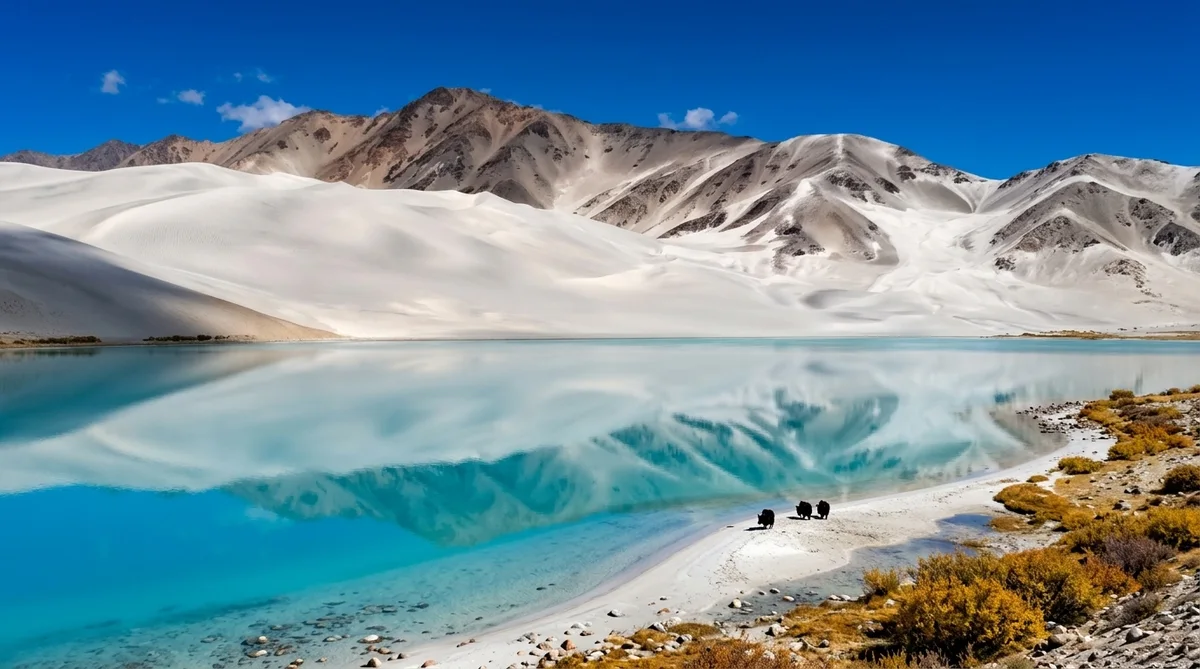 Toàn cảnh Bạch Sa Hồ Baisha Lake Nam Tân Cương với cồn cát trắng và mặt nước ngọc bích