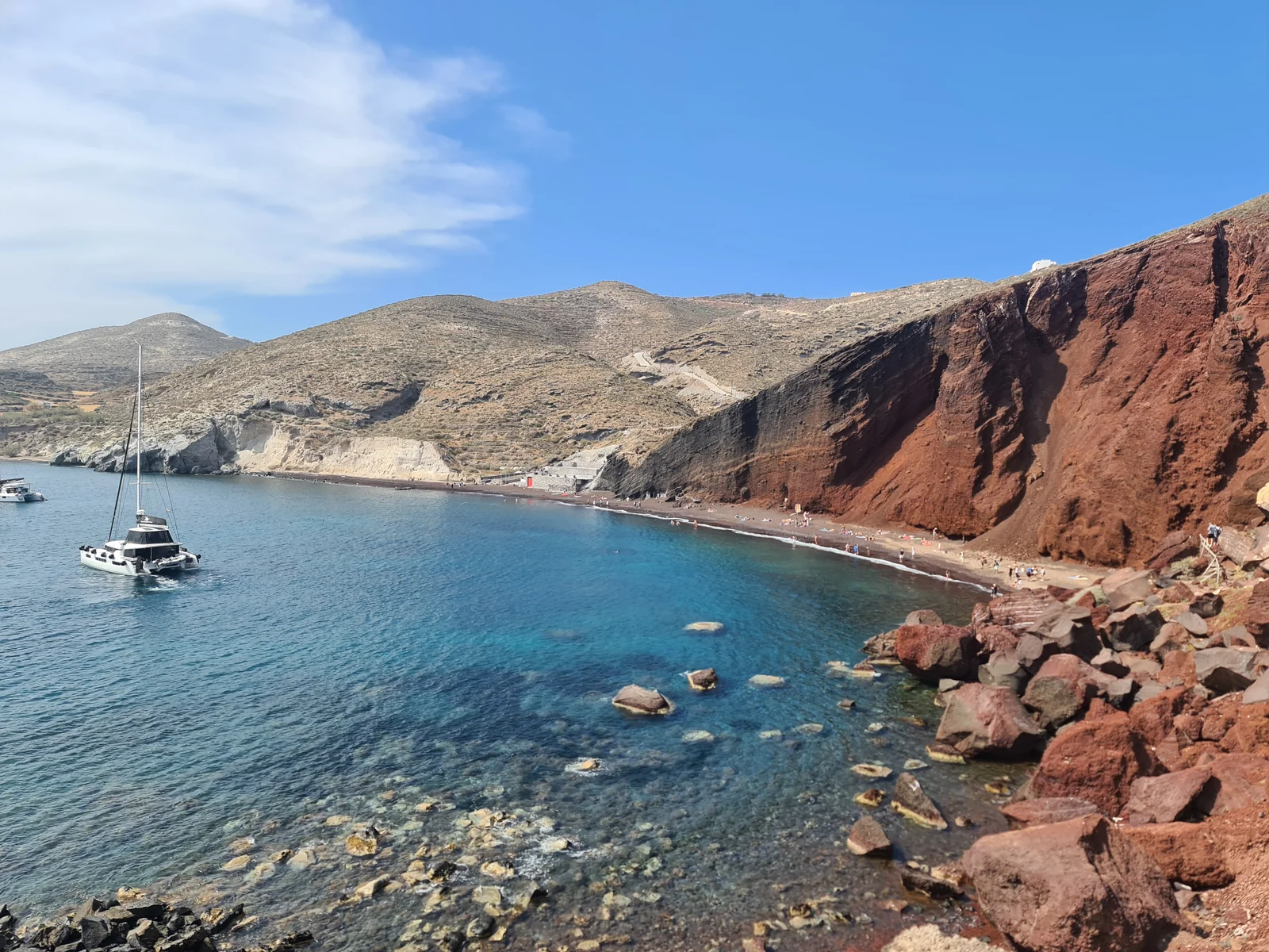 Bãi biển Đỏ Red Beach với vách đá nham thạch bazan đỏ sẫm tại Akrotiri Santorini