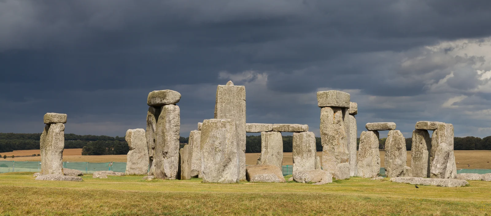 Kỳ quan vòng tròn cự thạch bí ẩn thời tiền sử Stonehenge sừng sững trên đồng cỏ đồi Wiltshire nước Anh