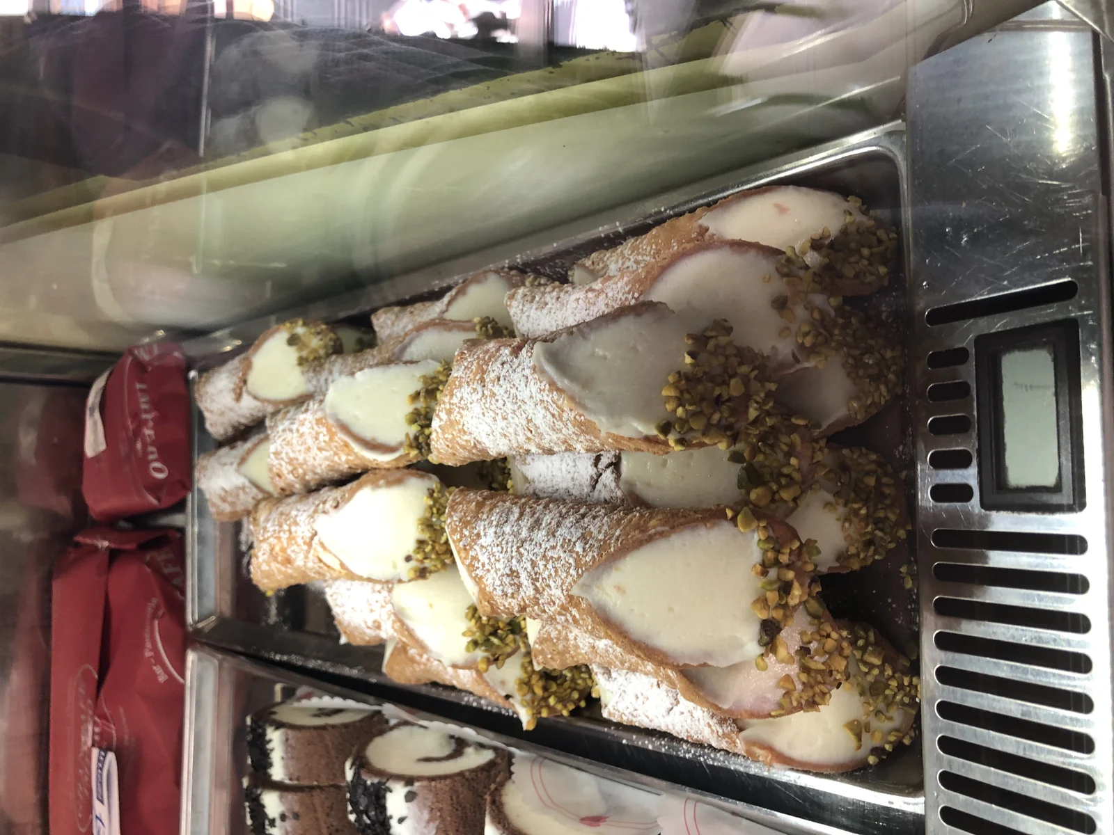 Bánh ngọt Cannoli vỏ giòn rụm cuộn kem phô mai sữa cừu Ricotta rắc hạt dẻ cười – món tráng miệng biểu tượng Sicily