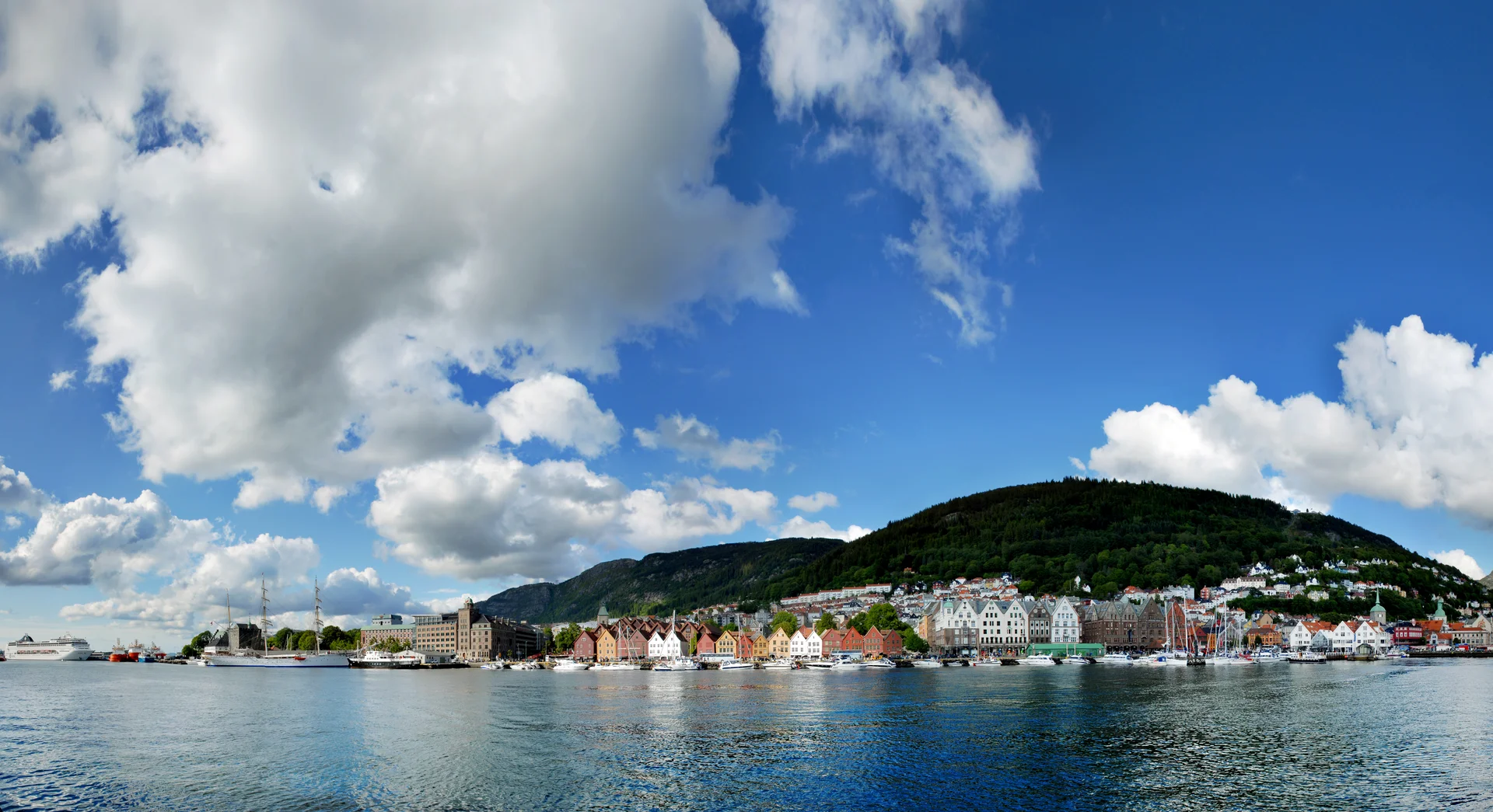 Bến cảng di sản Bryggen Bergen Na Uy với dãy nhà gỗ cổ kính bên bờ vịnh