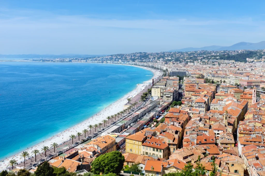 Toàn cảnh vịnh Baie des Anges và đại lộ Promenade des Anglais bên bờ biển Nice miền Nam nước Pháp