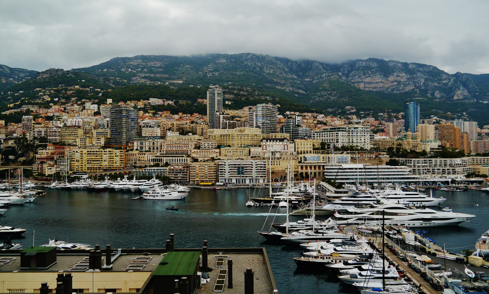 Toàn cảnh cảng biển Port Hercule và những siêu du thuyền sang trọng tại Công quốc Monaco