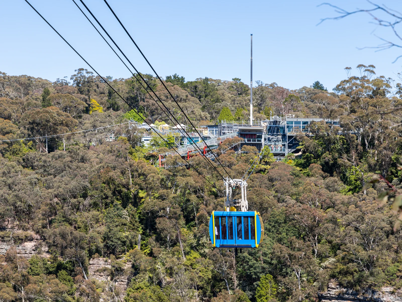 Cabin cáp treo đáy kính Scenic Skyway bay lơ lửng ở độ cao 270 mét qua hẻm núi tại Blue Mountains
