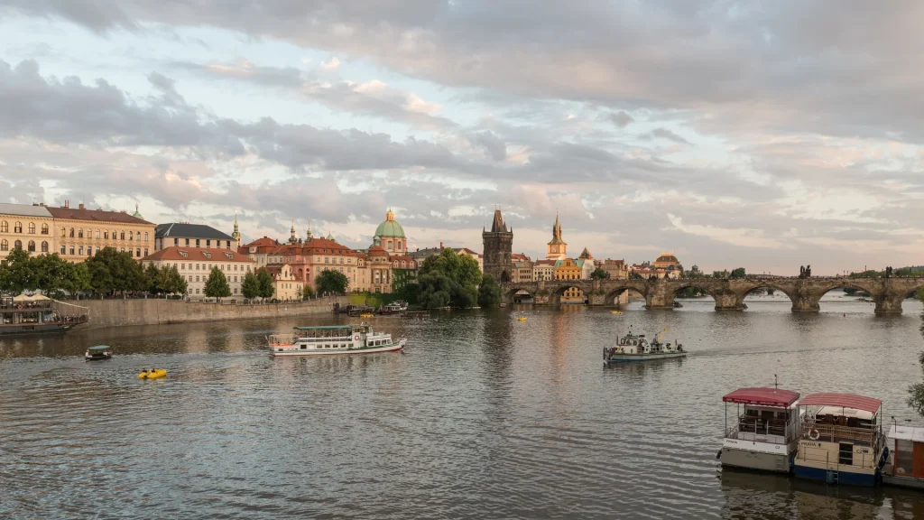 Toàn cảnh Cầu Charles cổ kính và khu phố cổ Praha ngàn năm soi bóng bên dòng sông Vltava thơ mộng nước Séc