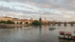 Toàn cảnh Cầu Charles cổ kính và khu phố cổ Praha ngàn năm soi bóng bên dòng sông Vltava thơ mộng nước Séc