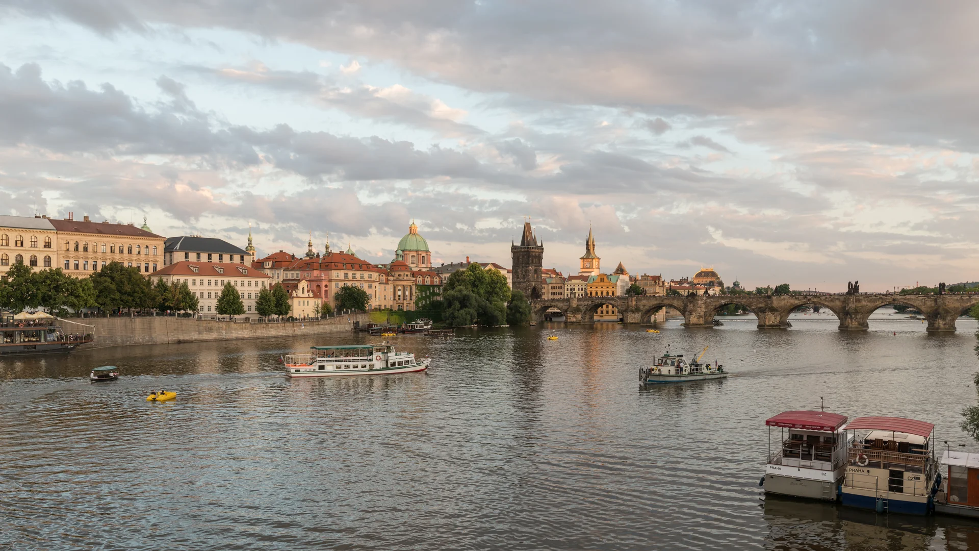 Cầu Charles và phố cổ Praha Séc bên dòng sông Vltava