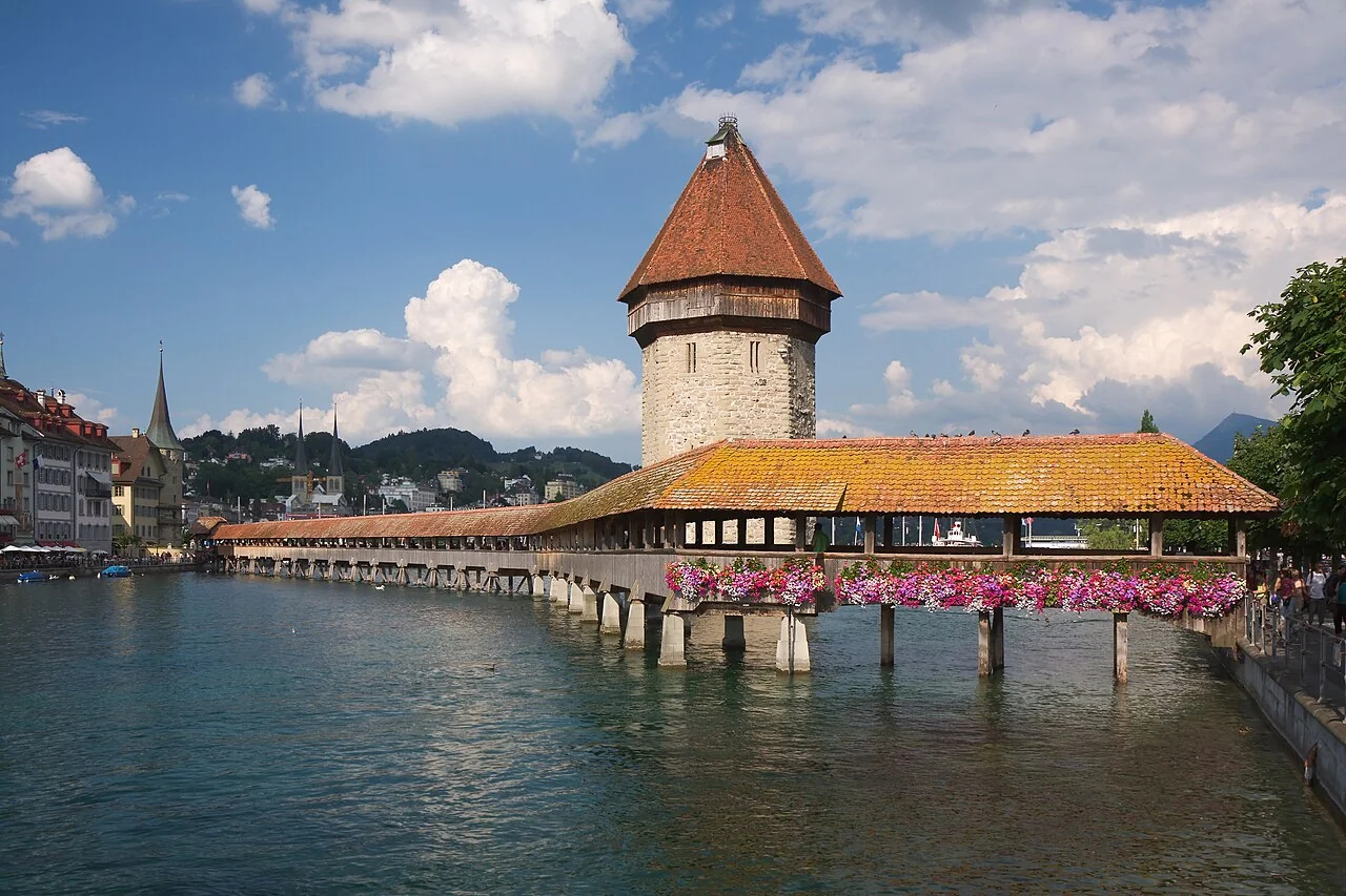 Cầu gỗ Chapel Kapellbrücke và tháp nước cổ kính Lucerne Thụy Sĩ