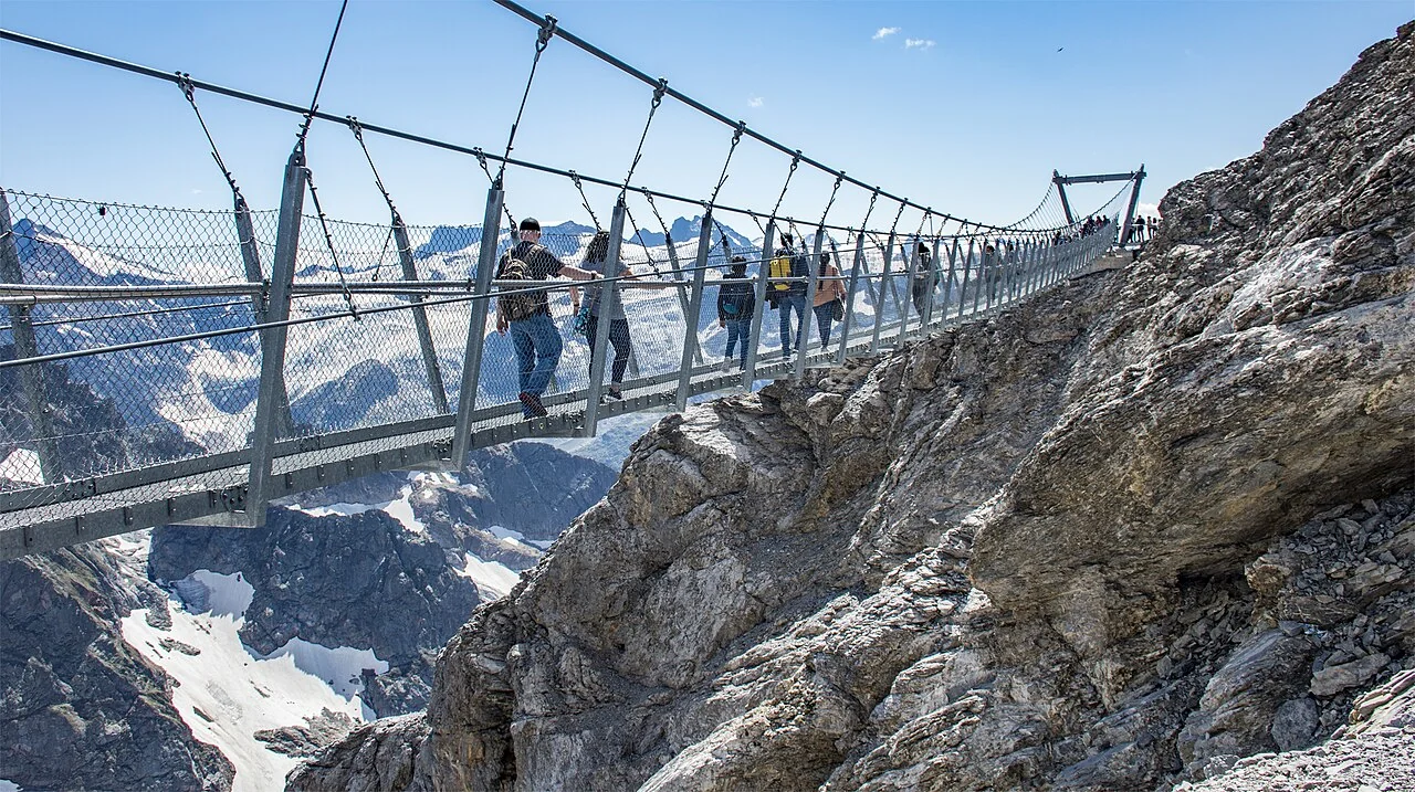 Cầu treo Titlis Cliff Walk trên đỉnh núi tuyết Titlis Thụy Sĩ