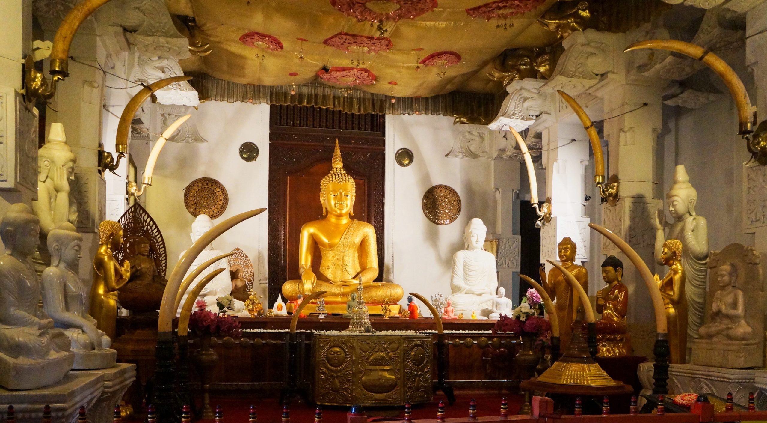 Không gian tôn nghiêm bên trong Chùa Răng Phật Kandy