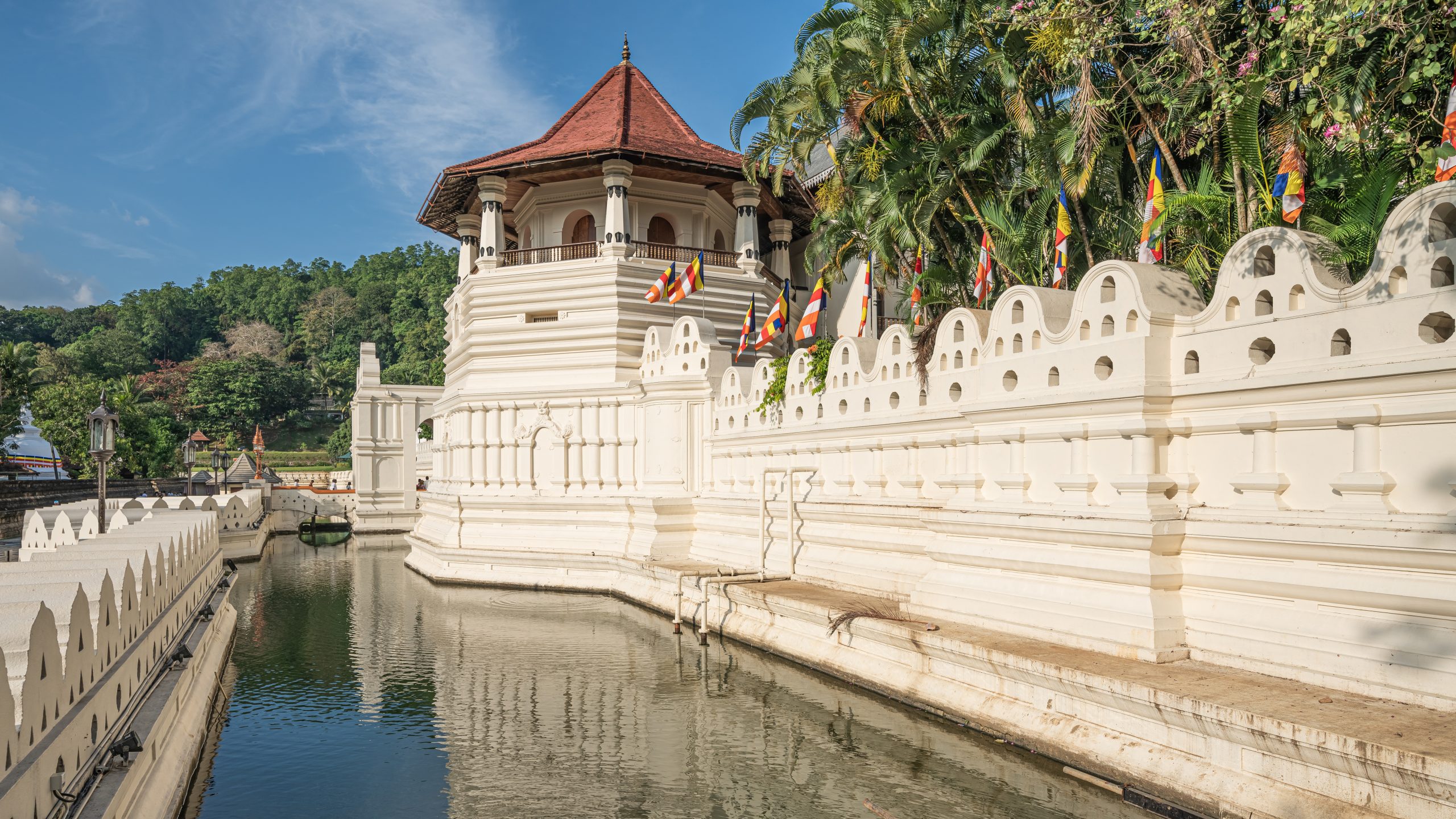 Chùa Răng Phật Sri Dalada Maligawa soi bóng bên hồ Kandy