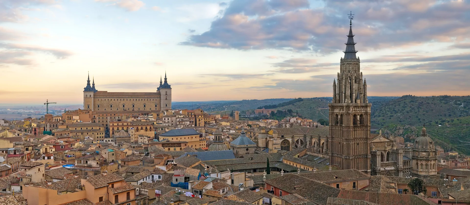 Toàn cảnh cố đô Toledo cổ kính soi bóng bên dòng sông Tagus với pháo đài Alcazar và nhà thờ chính tòa