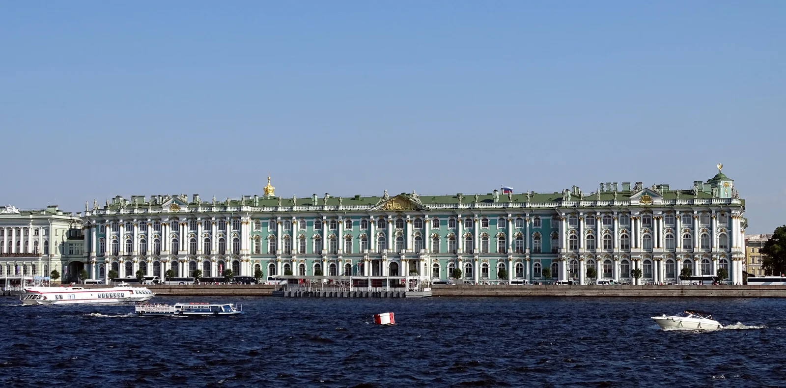 Toàn cảnh Cung điện Mùa Đông Hermitage mặt tiền Baroque màu xanh ngọc bích bên dòng sông Neva