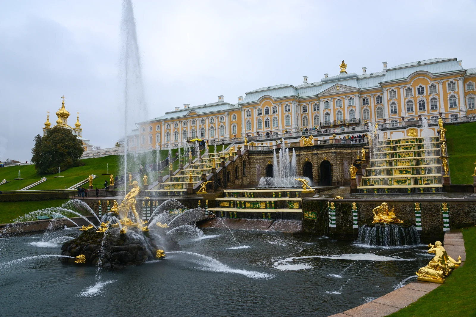 Hệ thống đài phun nước Đại thác nước Grand Cascade tại Cung điện Mùa Thu Peterhof Saint Petersburg