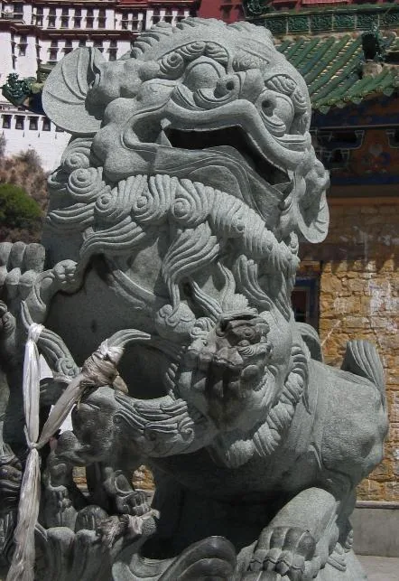 Cung điện Potala 13 tầng màu đỏ trắng tráng lệ biểu tượng của Phật giáo Mật tông Tây Tạng tại Lhasa
