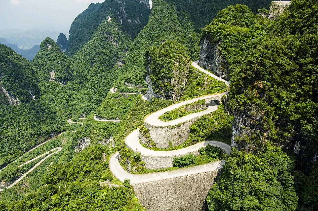 Cung đường đèo 99 khúc cua lên đỉnh Thiên Môn Sơn Trương Gia Giới