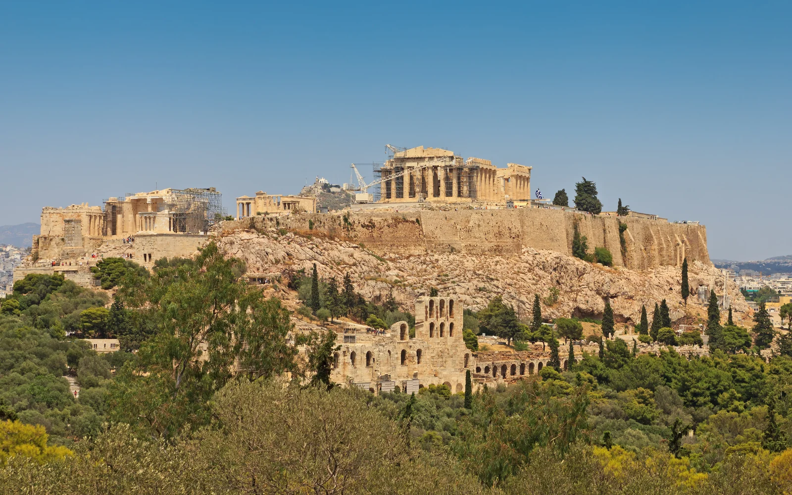 Đền Parthenon sừng sững trên đỉnh đồi đá cẩm thạch Acropolis tại Athens Hy Lạp