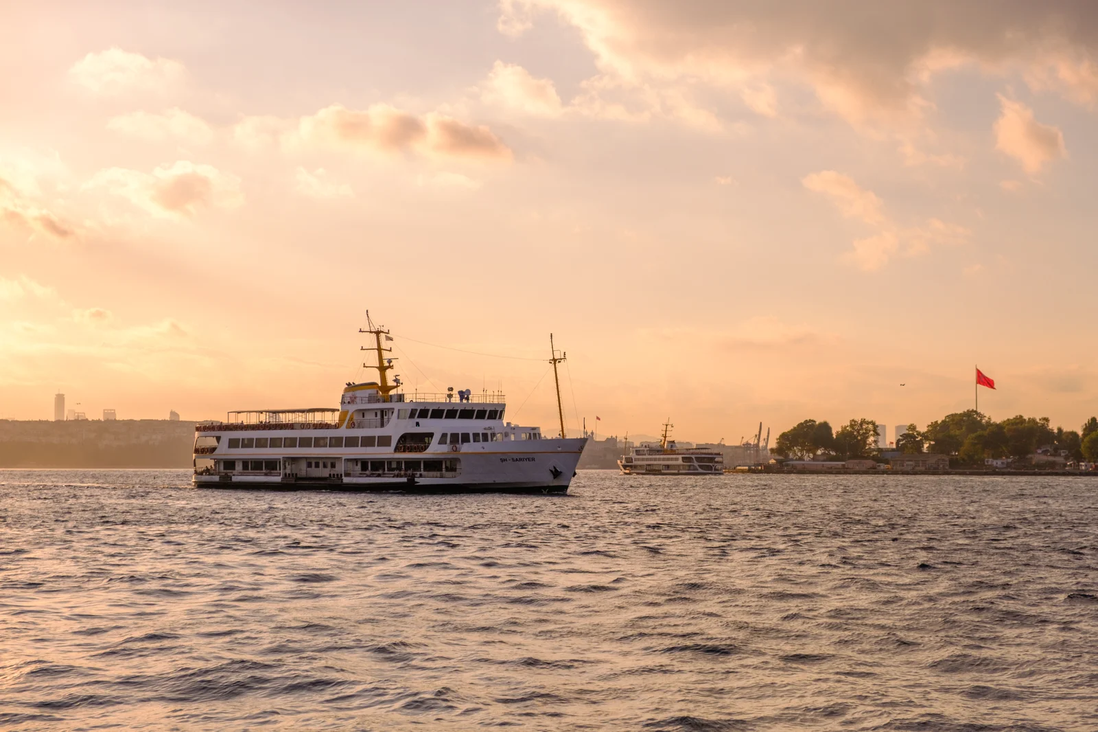 Khung cảnh phà chở khách và du thuyền trên eo biển Bosphorus lúc hoàng hôn rực rỡ tại Istanbul