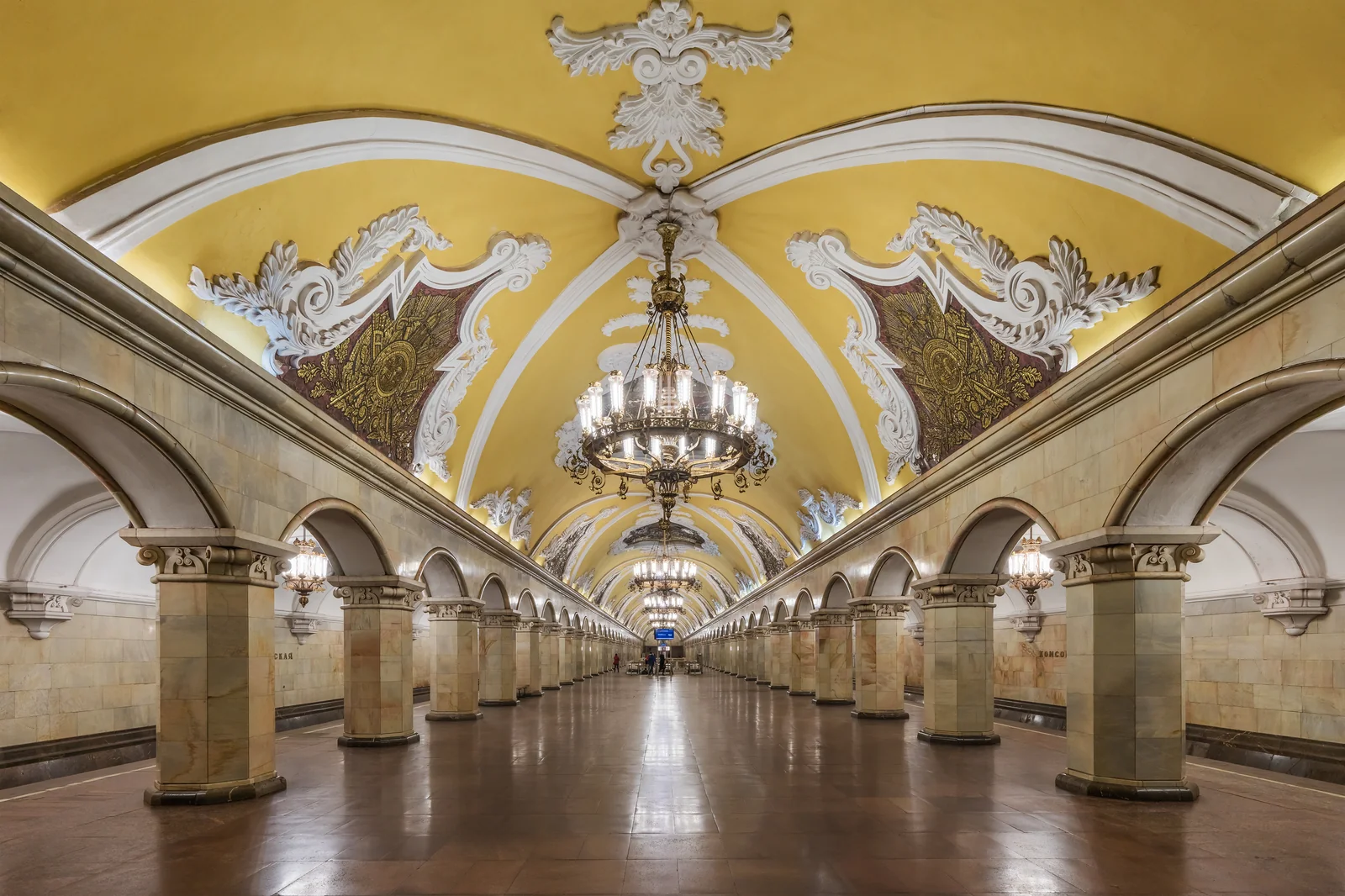 Kiến trúc trần vòm Baroque mạ vàng và đèn chùm pha lê lộng lẫy tại ga tàu điện ngầm Komsomolskaya Moscow
