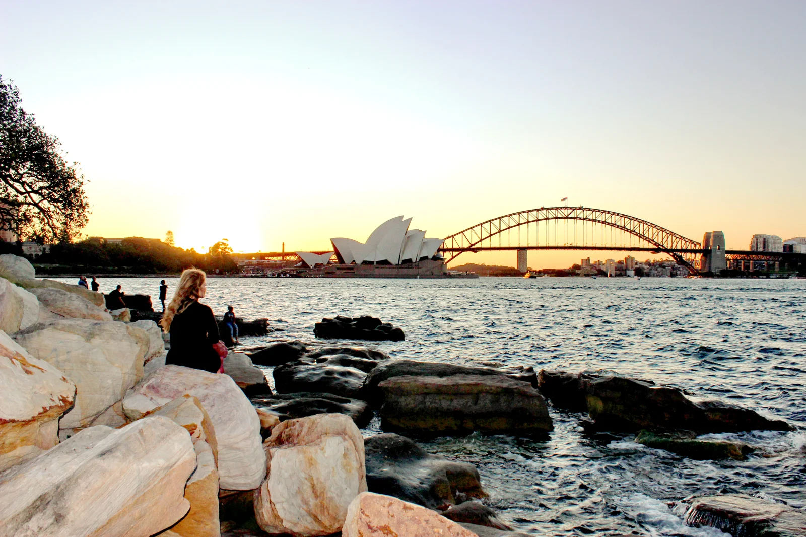 Góc chụp ảnh triệu đô từ Ghế đá Bà Macquarie thu trọn Nhà hát Con Sò và Cầu Cảng Sydney lúc hoàng hôn