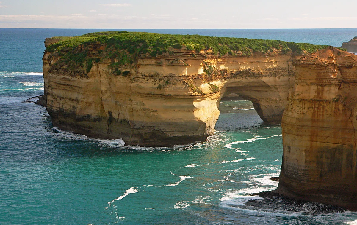 Hẻm núi Loch Ard Gorge tuyệt mỹ với bờ cát vàng và vách đá vôi sừng sững tại Victoria Úc