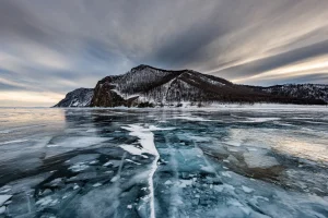 Mặt hồ Baikal mùa đông đóng băng trong veo với những khối băng ngọc bích kỳ vĩ tại Siberia Nga