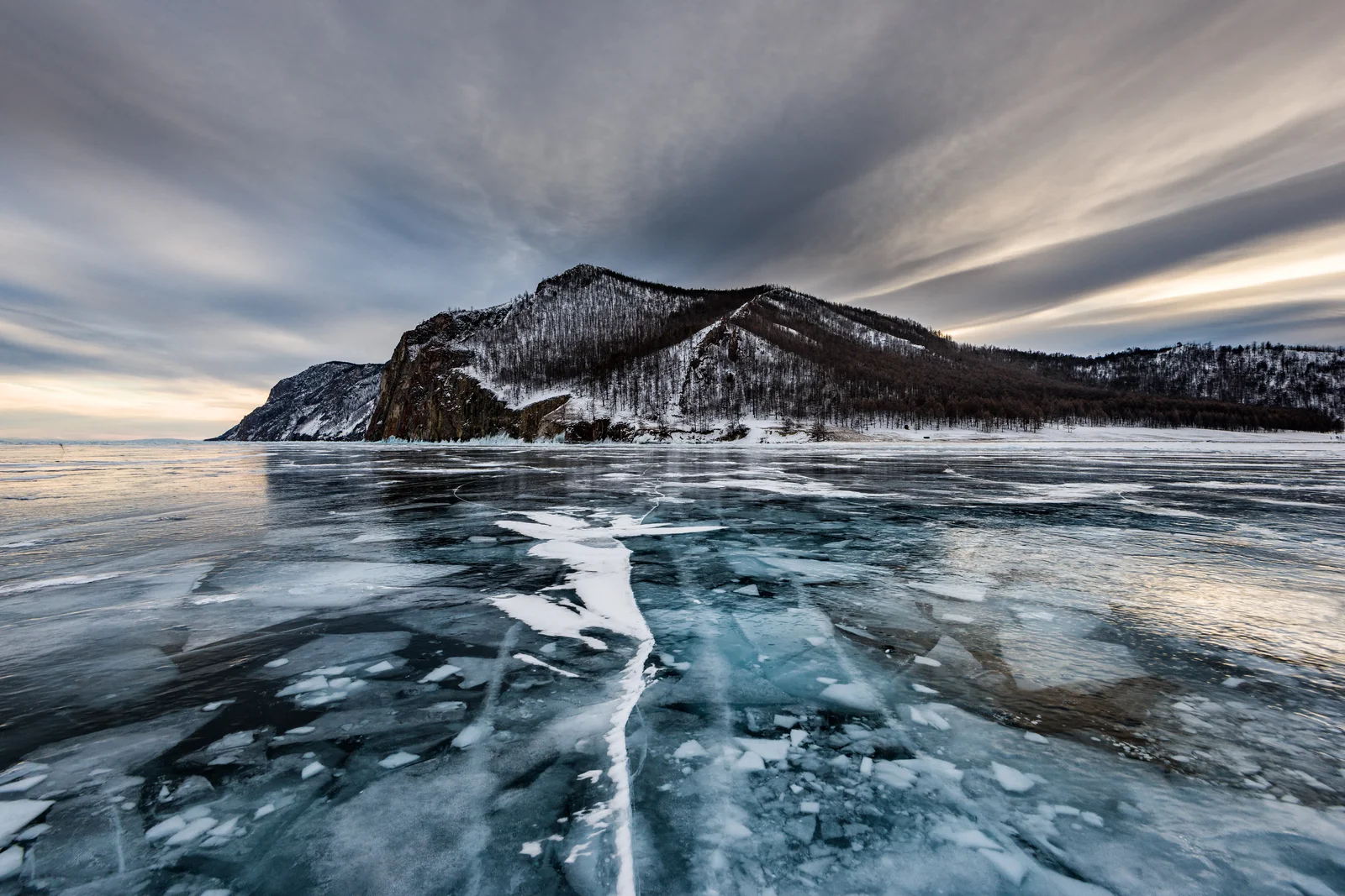 Mặt hồ Baikal mùa đông đóng băng trong veo với những khối băng ngọc bích kỳ vĩ tại Siberia Nga