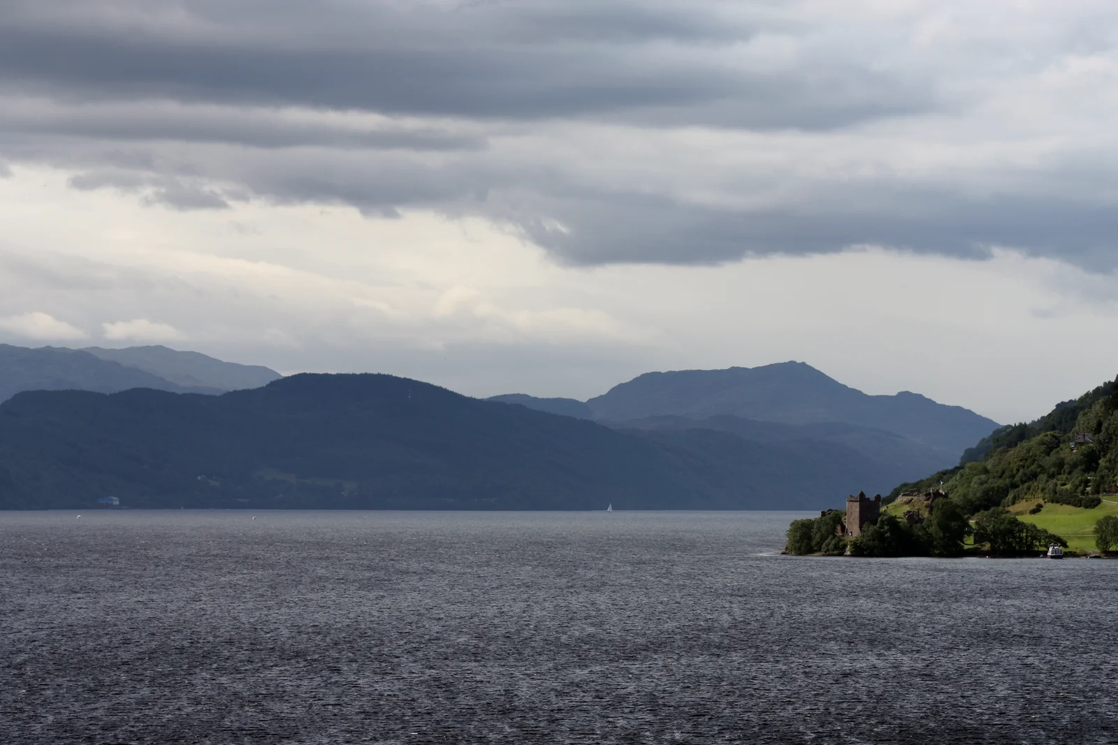 Tàn tích lâu đài cổ Urquhart Castle bên bờ Hồ Loch Ness huyền bí vùng cao nguyên Scotland