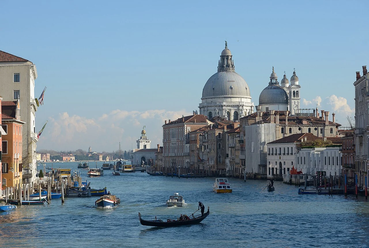 Kênh đào Grand Canal và thuyền Gondola tại Venice nước Ý
