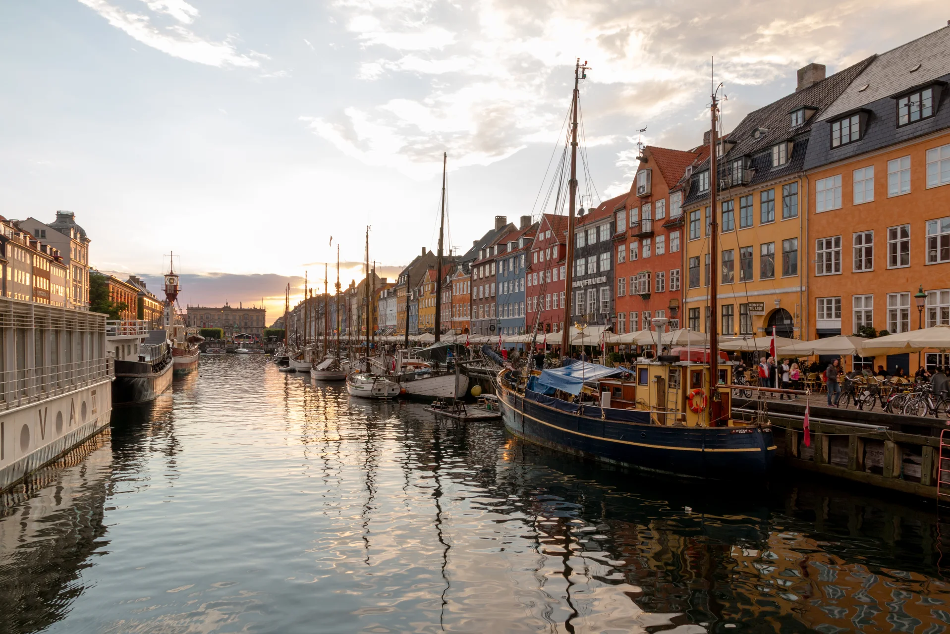 Kênh đào Nyhavn Copenhagen Đan Mạch với dãy nhà sắc màu và thuyền buồm cổ kính