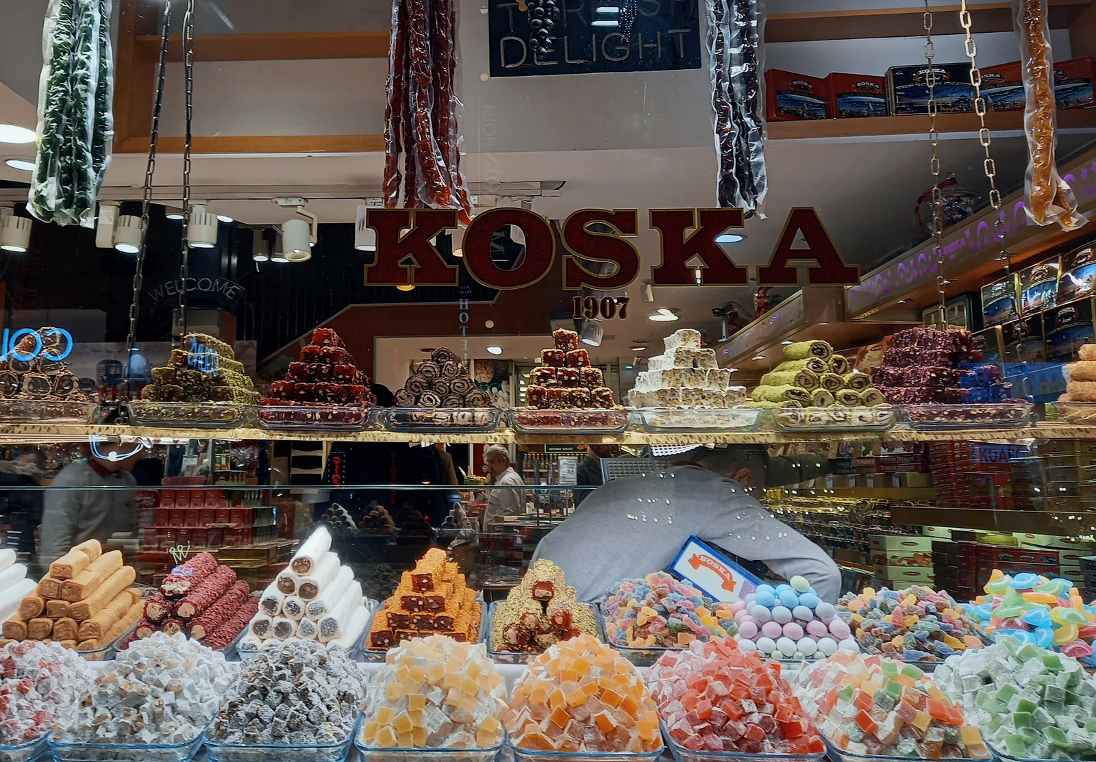 Cửa hàng bánh ngọt truyền thống trưng bày các khay kẹo dẻo Turkish Delight Lokum hạt dẻ cười và hoa hồng