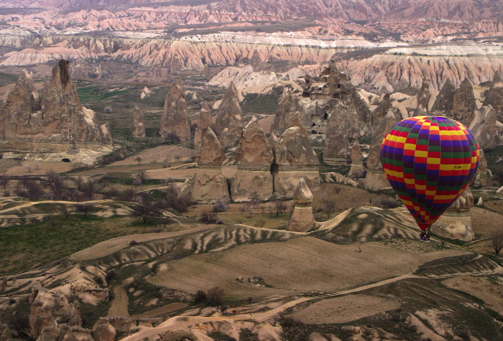 Toàn cảnh khinh khí cầu rực rỡ sắc màu bay lượn trên thung lũng đá núi lửa Cappadocia lúc bình minh Thổ Nhĩ Kỳ