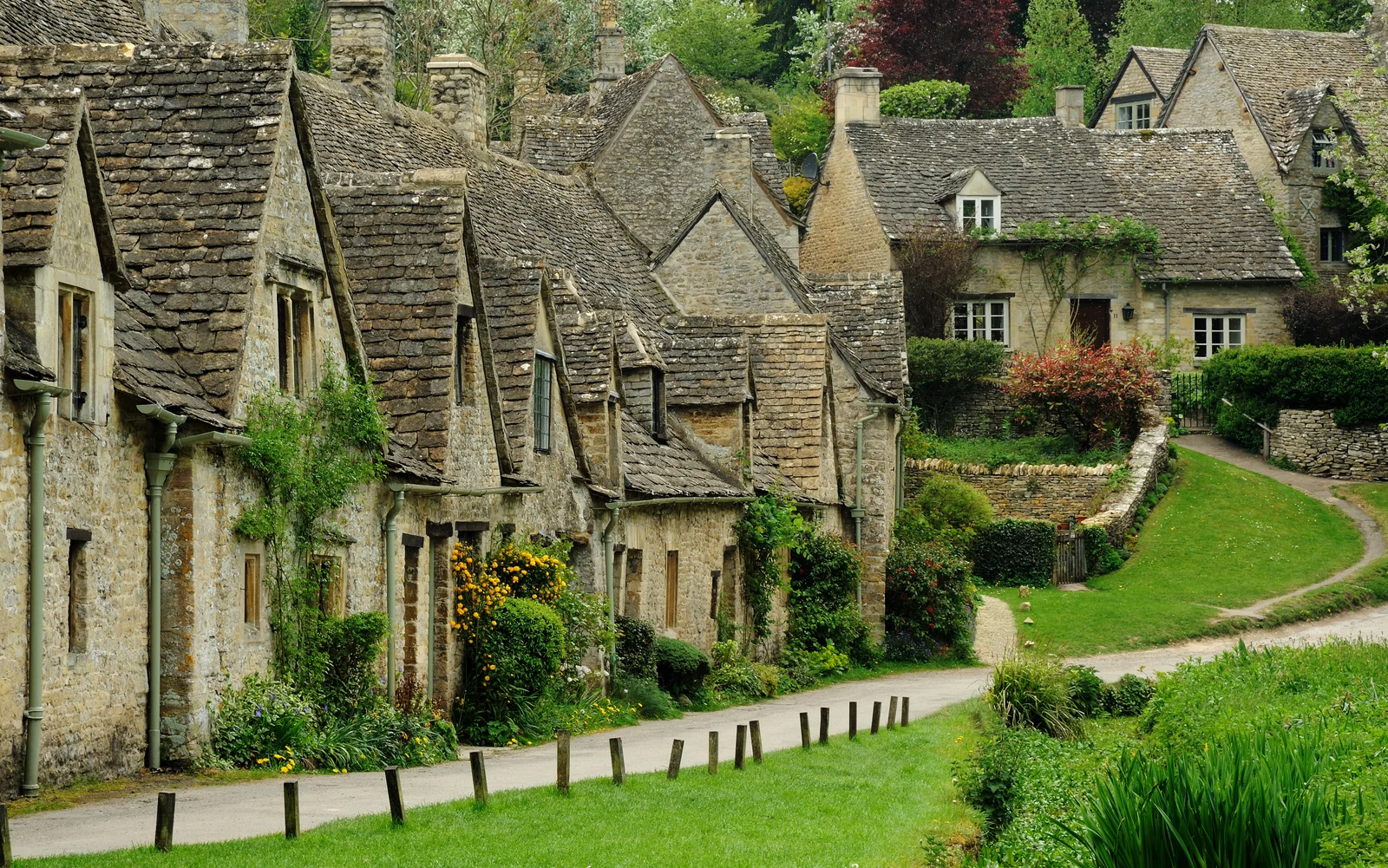 Dãy nhà cổ bằng đá sa thạch Arlington Row thế kỷ 14 tại làng Bibury vùng đồng quê Cotswolds thanh bình nước Anh