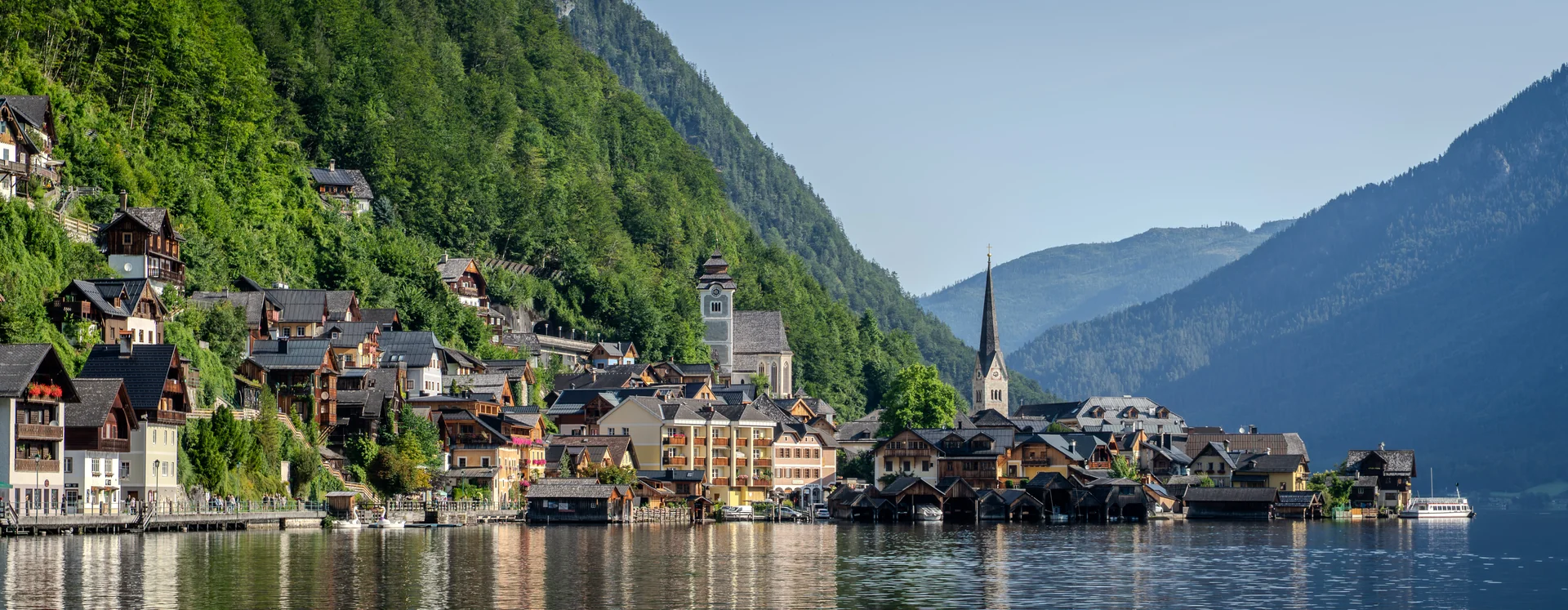 Toàn cảnh ngôi làng cổ tích Hallstatt di sản thế giới UNESCO soi bóng bên hồ nước phẳng lặng và dãy núi hùng vĩ nước Áo