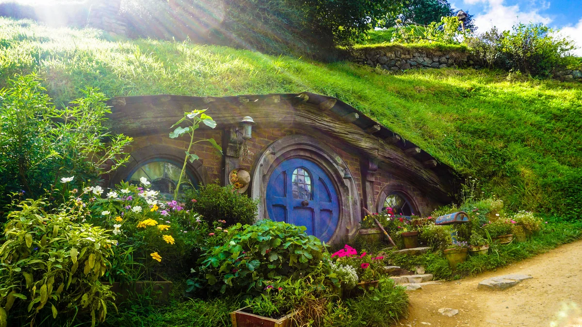 Làng Hobbiton Matamata ngập tràn hoa cỏ mùa xuân và những ngôi nhà người lùn ngộ nghĩnh