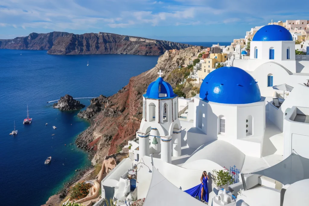 Toàn cảnh ba mái vòm xanh kinh điển tại làng Oia đảo Santorini Hy Lạp nhìn ra biển Aegean