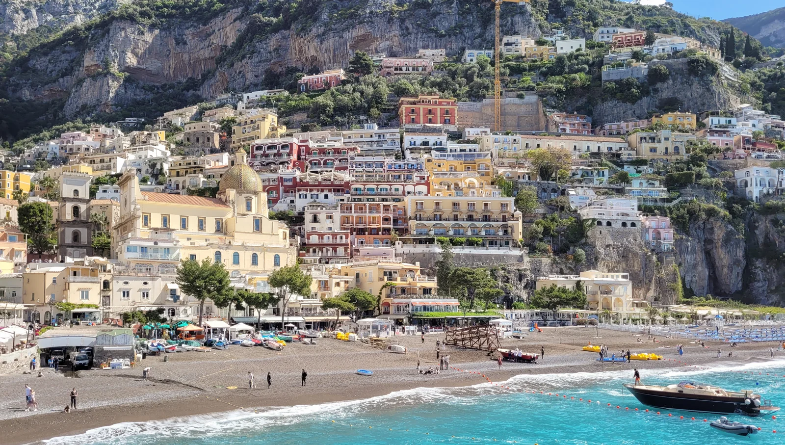 Toàn cảnh làng vách đá Positano và bờ biển Amalfi miền Nam Ý