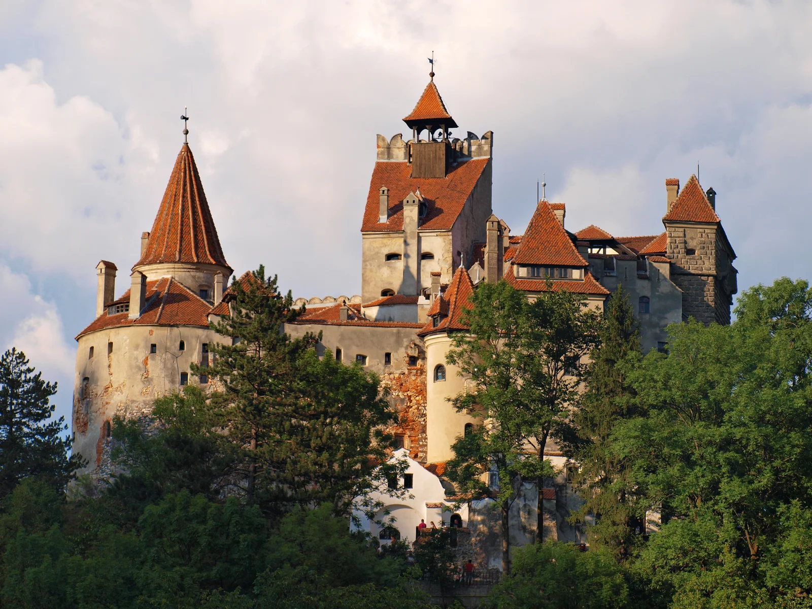 Tòa lâu đài thời trung cổ Bran Castle tọa lạc trên đồi đá tại vùng Transylvania Romania